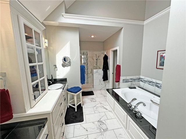 5908 NE CORAL Circle, Lee's Summit, MO 64064