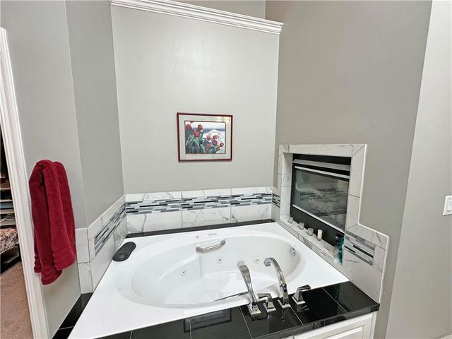 5908 NE CORAL Circle, Lee's Summit, MO 64064