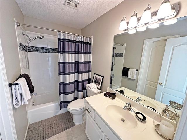 5908 NE CORAL Circle, Lee's Summit, MO 64064