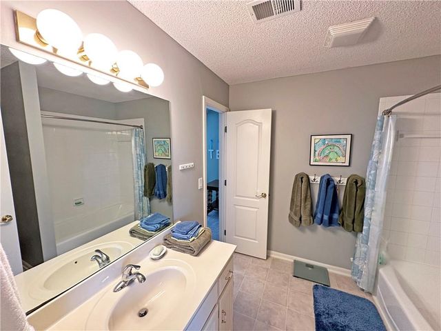 5908 NE CORAL Circle, Lee's Summit, MO 64064