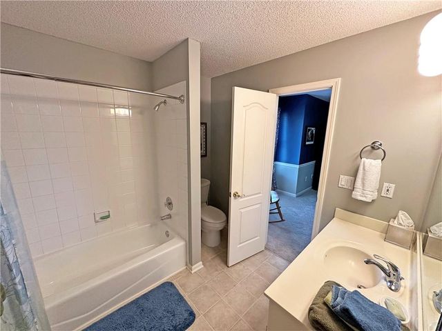 5908 NE CORAL Circle, Lee's Summit, MO 64064