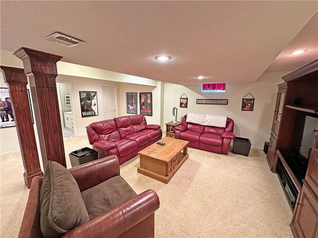 5908 NE CORAL Circle, Lee's Summit, MO 64064