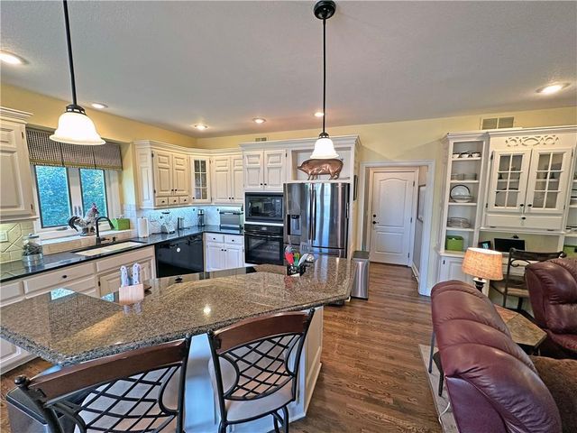 5908 NE CORAL Circle, Lee's Summit, MO 64064