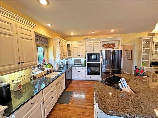 5908 NE CORAL Circle, Lee's Summit, MO 64064