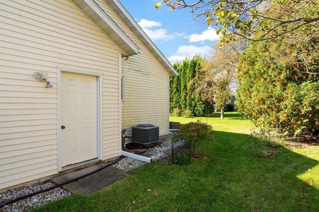 400 St Andrews Court, Waunakee, WI 53597