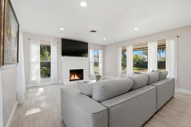 610 W Barstow, Fresno, CA 93704