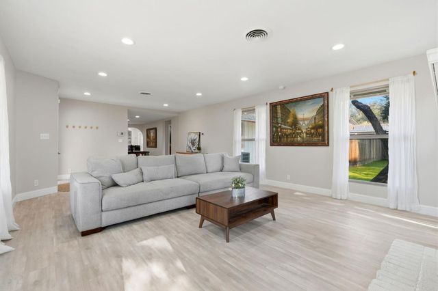 610 W Barstow, Fresno, CA 93704