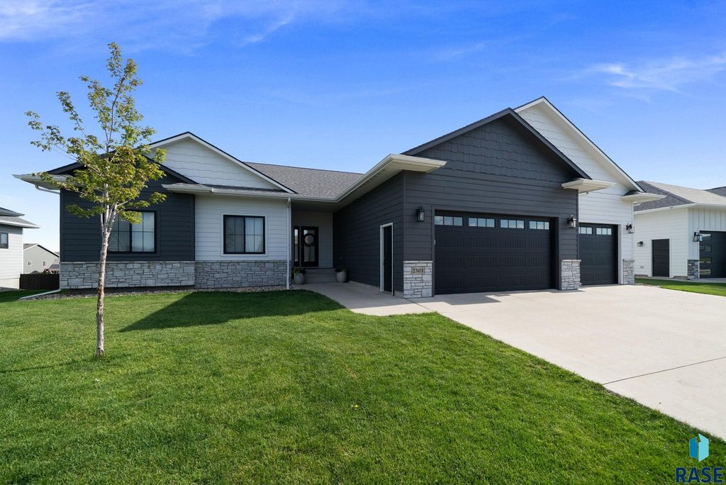 2301 E Mary Moore Dr Drive, Tea, SD 57064