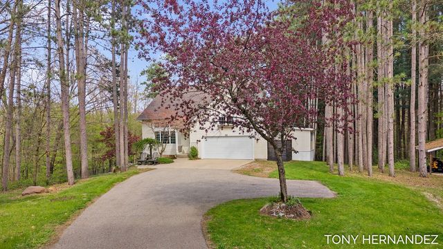 102 Sagamore Trail, Lowell, MI 49331