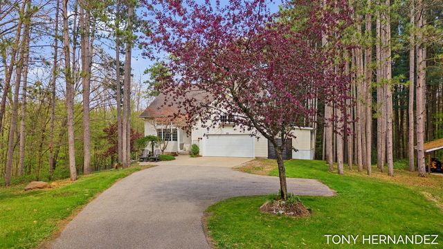 102 Sagamore Trail, Lowell, MI 49331