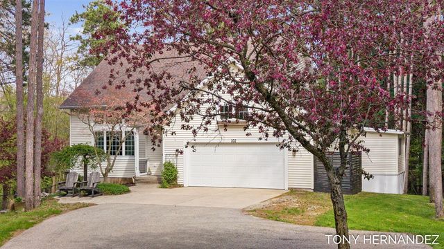 102 Sagamore Trail, Lowell, MI 49331