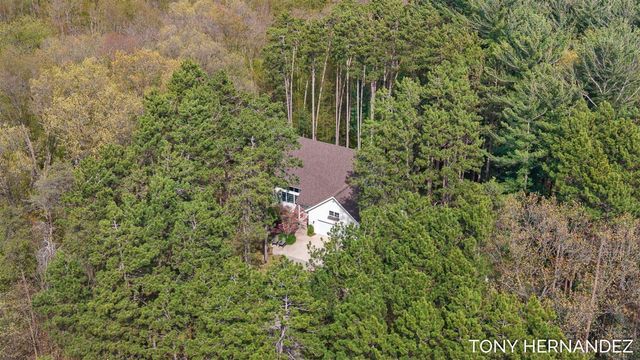 102 Sagamore Trail, Lowell, MI 49331