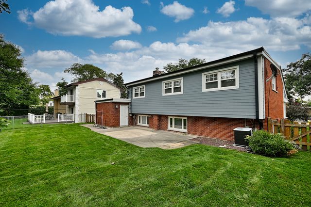 482 E PARK Avenue, Elmhurst, IL 60126