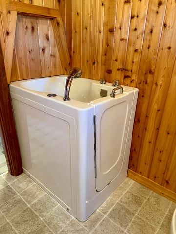 10519 US-9, Champlain, NY 12919