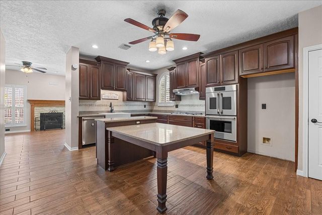 1006 Chesterwood Drive, Pearland, TX 77581