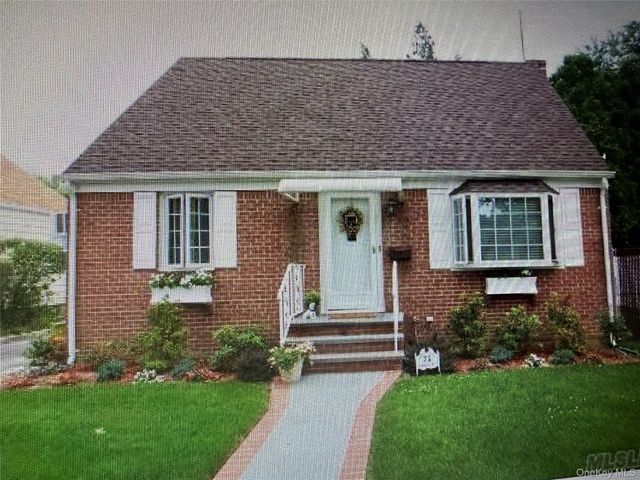 75 Cornwell Avenue, Williston Park, NY 11596