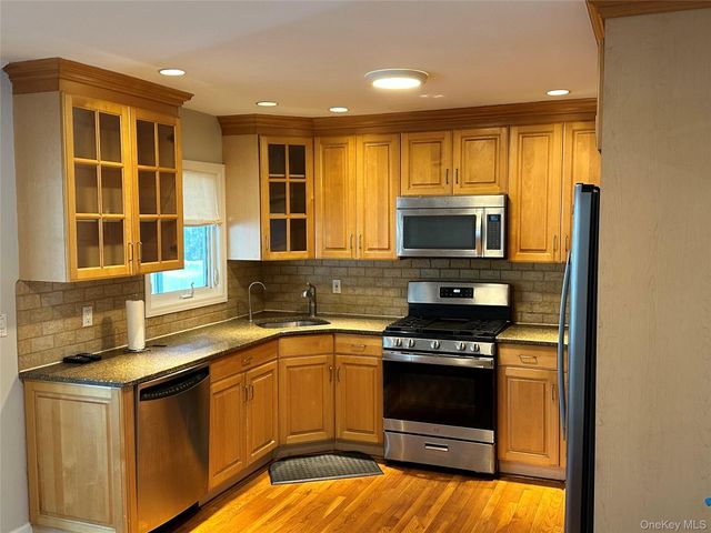 75 Cornwell Avenue, Williston Park, NY 11596