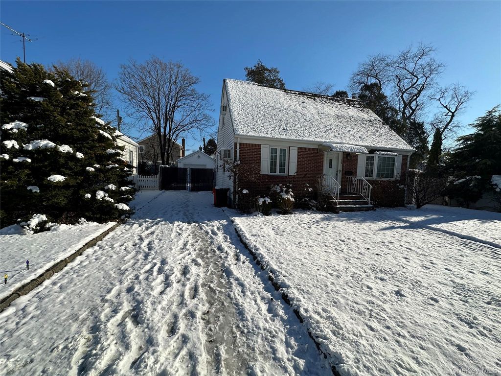 75 Cornwell Avenue, Williston Park, NY 11596