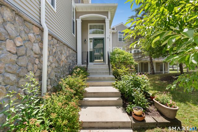 14 Cambridge Drive 14, Danbury, CT 06811
