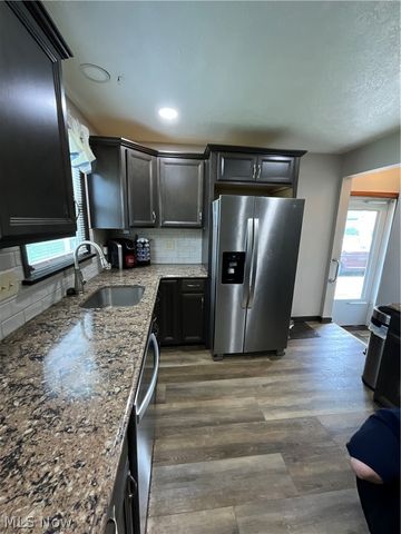 525 W Omar Street, Struthers, OH 44471