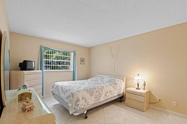4000 NW 44th Avenue 207, Lauderdale Lakes, FL 33319