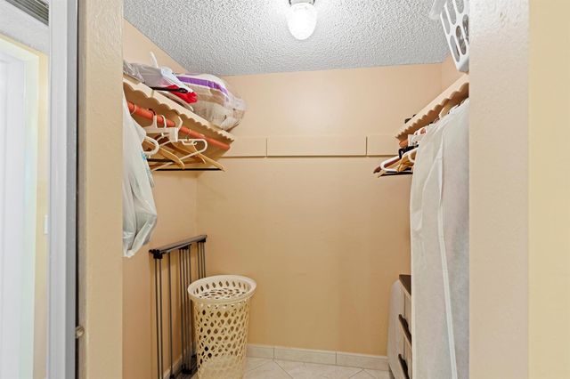 4000 NW 44th Avenue 207, Lauderdale Lakes, FL 33319