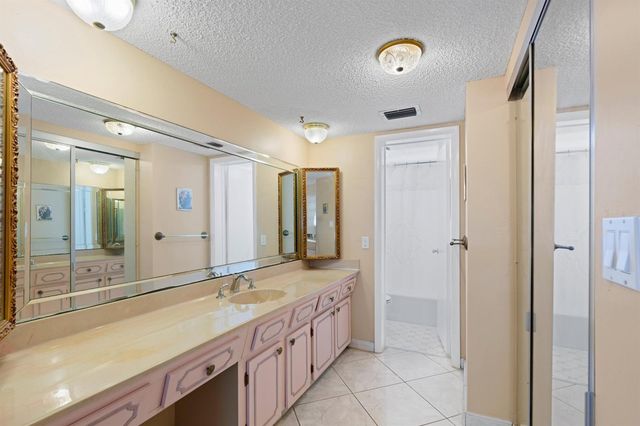4000 NW 44th Avenue 207, Lauderdale Lakes, FL 33319