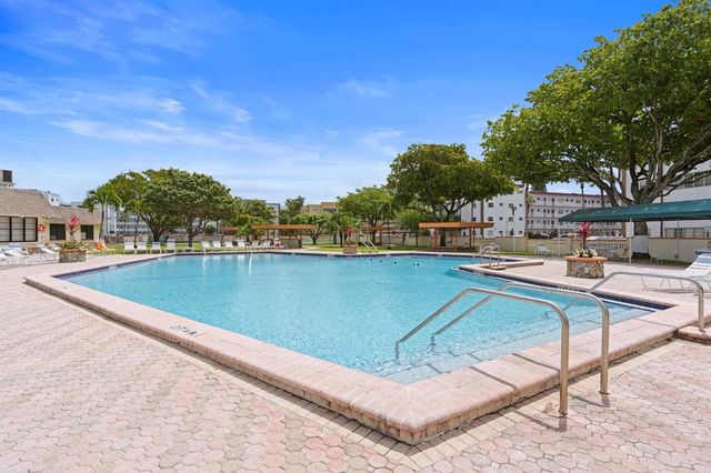 4000 NW 44th Avenue 207, Lauderdale Lakes, FL 33319