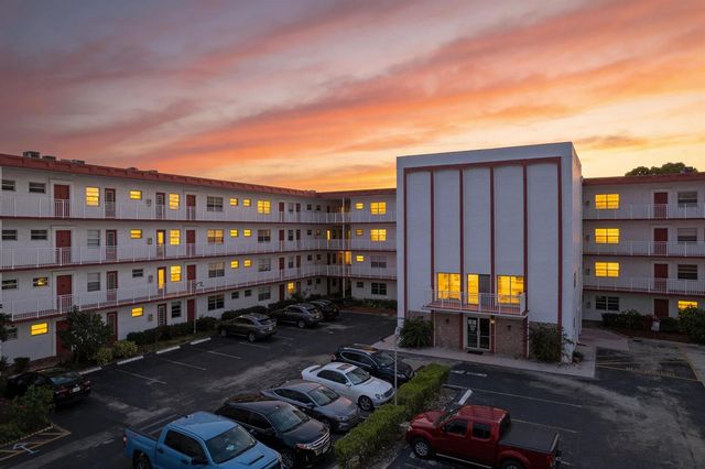 4000 NW 44th Avenue 207, Lauderdale Lakes, FL 33319