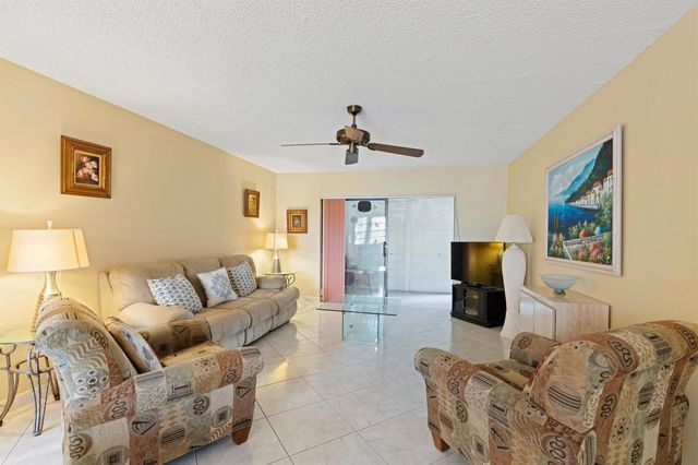 4000 NW 44th Avenue 207, Lauderdale Lakes, FL 33319