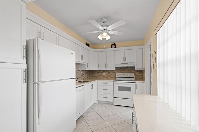 4000 NW 44th Avenue 207, Lauderdale Lakes, FL 33319