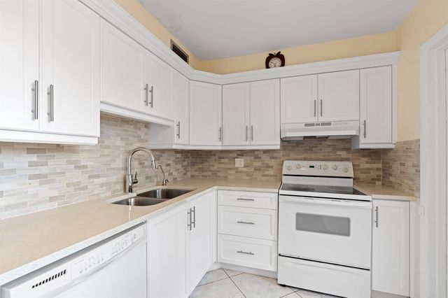 4000 NW 44th Avenue 207, Lauderdale Lakes, FL 33319