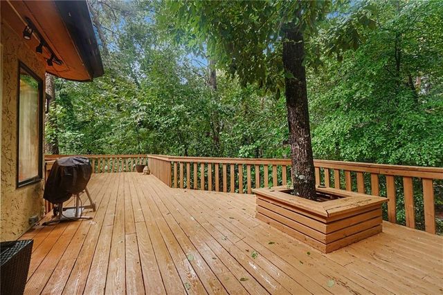 365 Crosstree Lane, Sandy Springs, GA 30328