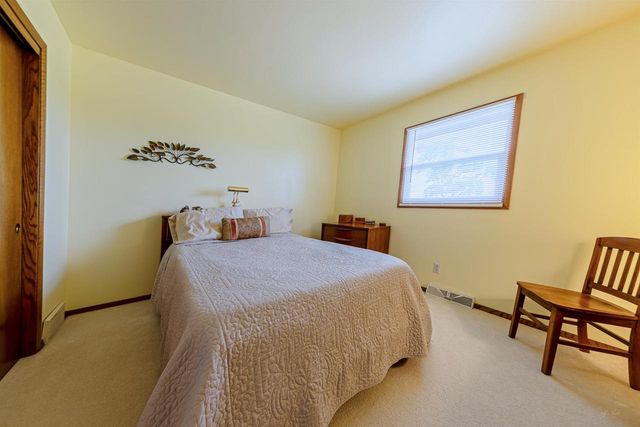 2410 E Oregon Trail, Janesville, WI 53546
