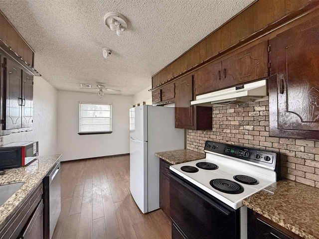 301 SE Brighton Dr, Lawton, OK 73507
