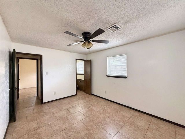 301 SE Brighton Dr, Lawton, OK 73507