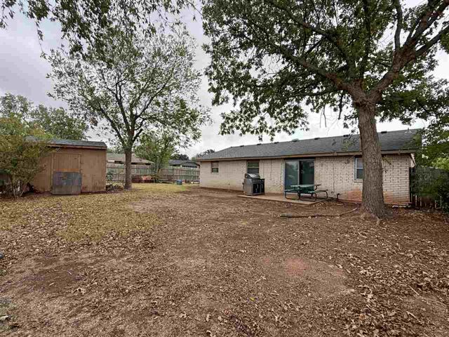 301 SE Brighton Dr, Lawton, OK 73507