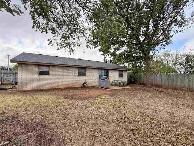 301 SE Brighton Dr, Lawton, OK 73507