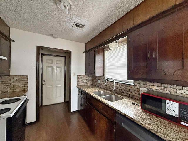 301 SE Brighton Dr, Lawton, OK 73507
