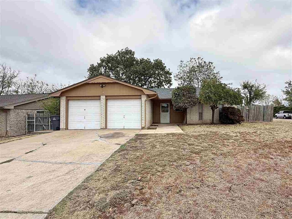 301 SE Brighton Dr, Lawton, OK 73507