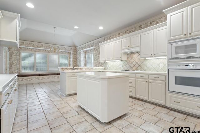 6529 Salisbury Ln, Tyler, TX 75703
