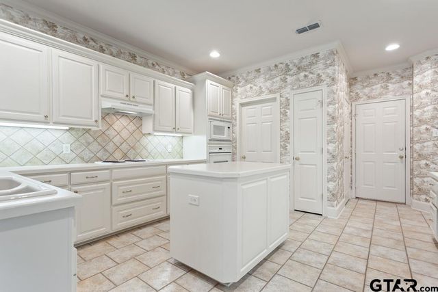 6529 Salisbury Ln, Tyler, TX 75703