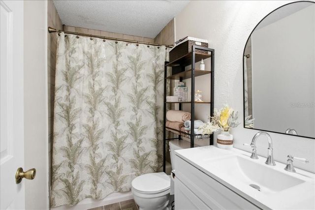 18101 PARADISE POINT DRIVE, Tampa, FL 33647