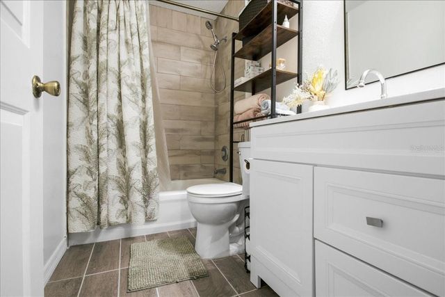 18101 PARADISE POINT DRIVE, Tampa, FL 33647