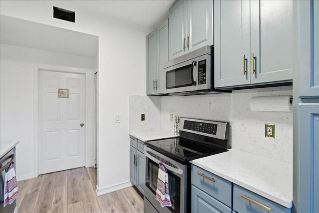 18101 PARADISE POINT DRIVE, Tampa, FL 33647