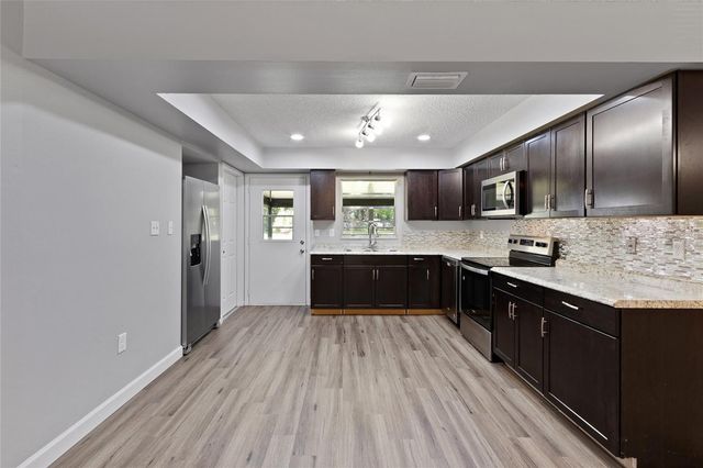 402 CENTURY AVENUE, Fruitland Park, FL 34731