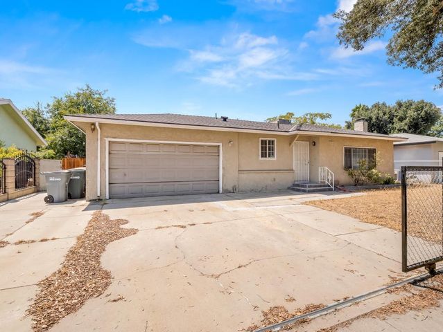 4746 E Woodward Avenue, Fresno, CA 93702