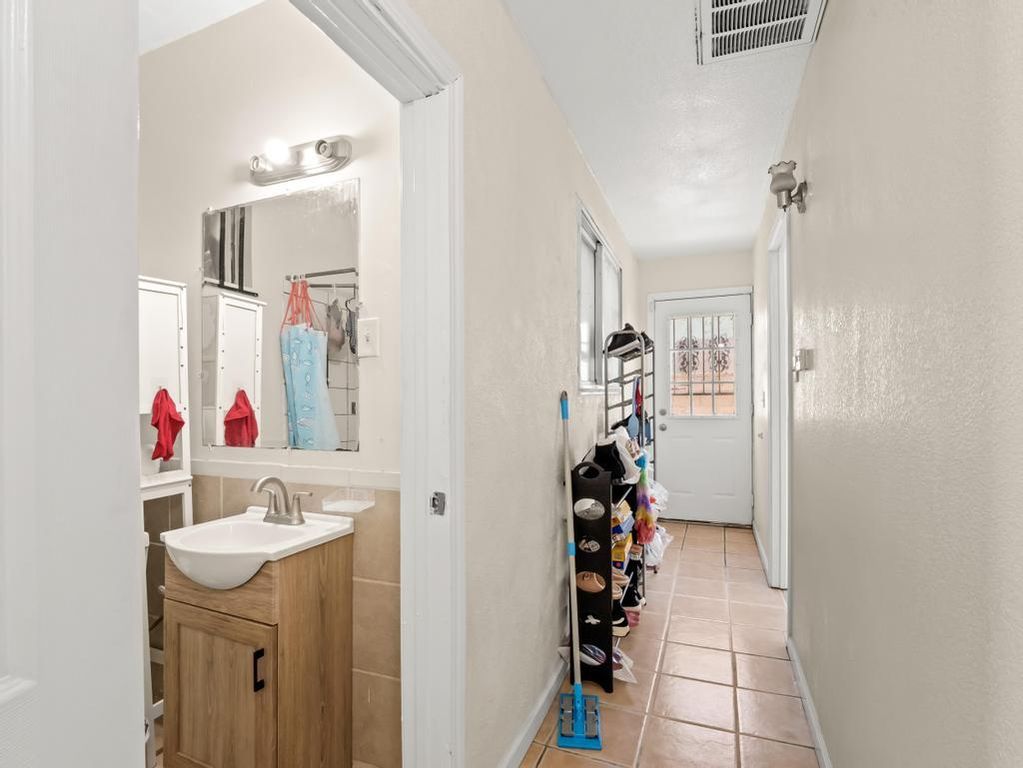 Image 14 of property listing at 4746 E Woodward Avenue, Fresno, CA 93702