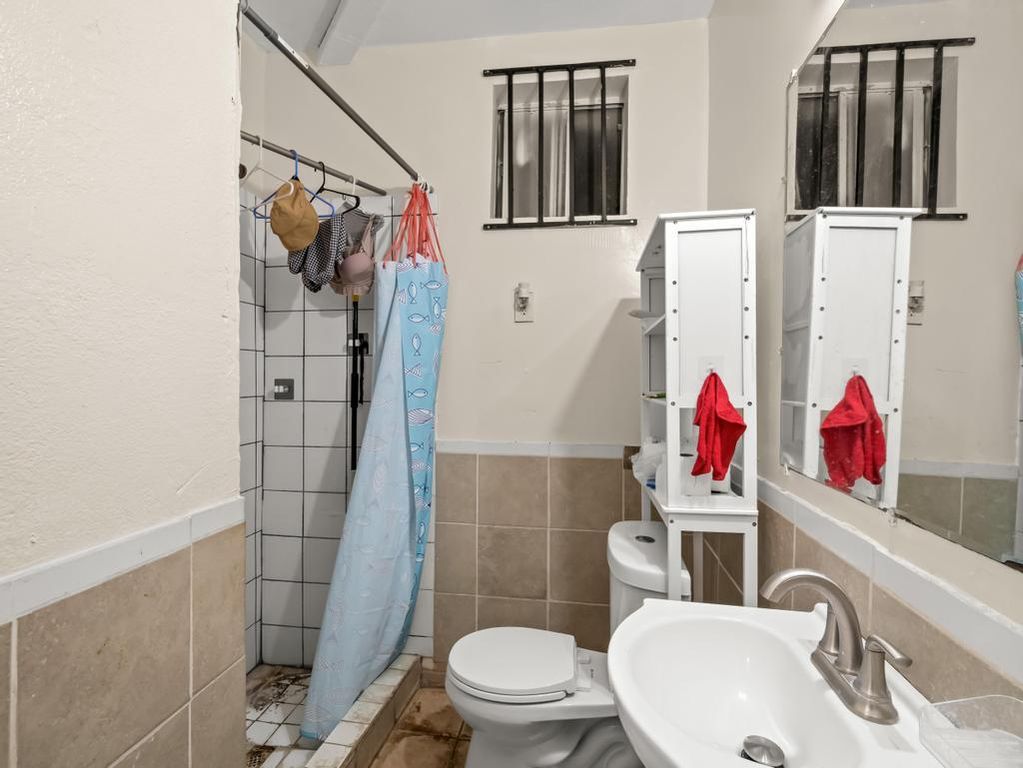 Image 15 of property listing at 4746 E Woodward Avenue, Fresno, CA 93702