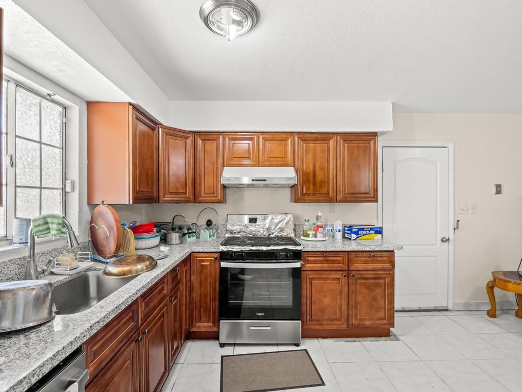 Image 6 of property listing at 4746 E Woodward Avenue, Fresno, CA 93702